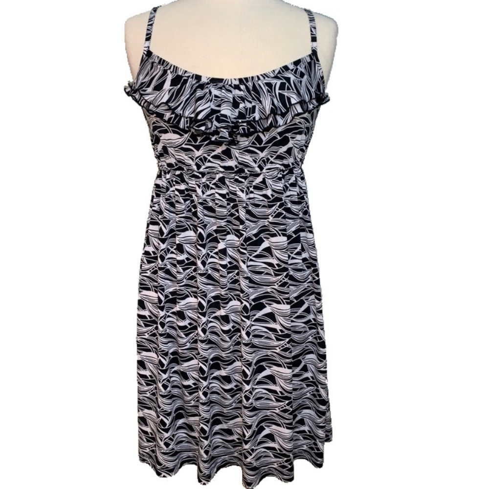 Tiered Ruffle neckline black/white dress
